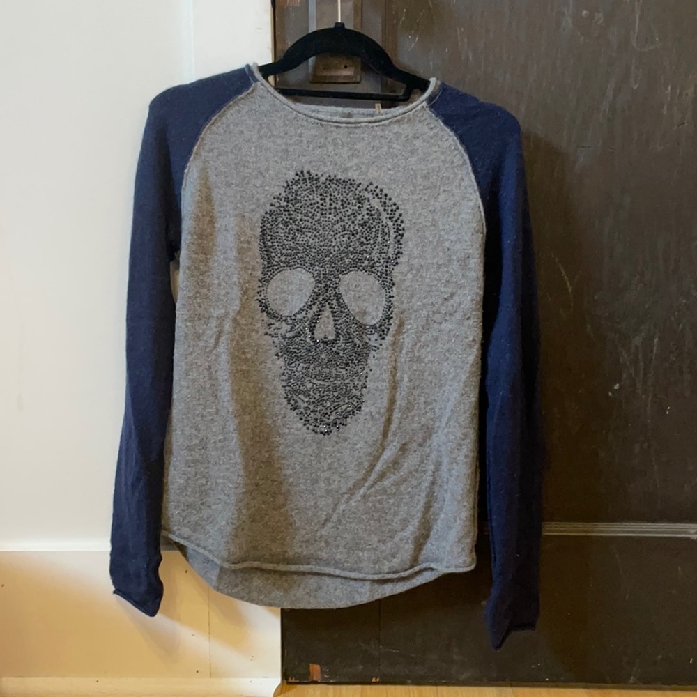 Long sleeve grey/blue cashmere sweater with rhinestone skull